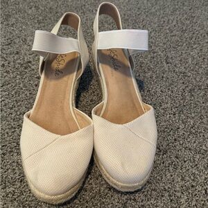 Lifestride velocity 2.0 Women's cream Espadrille small wedges- used